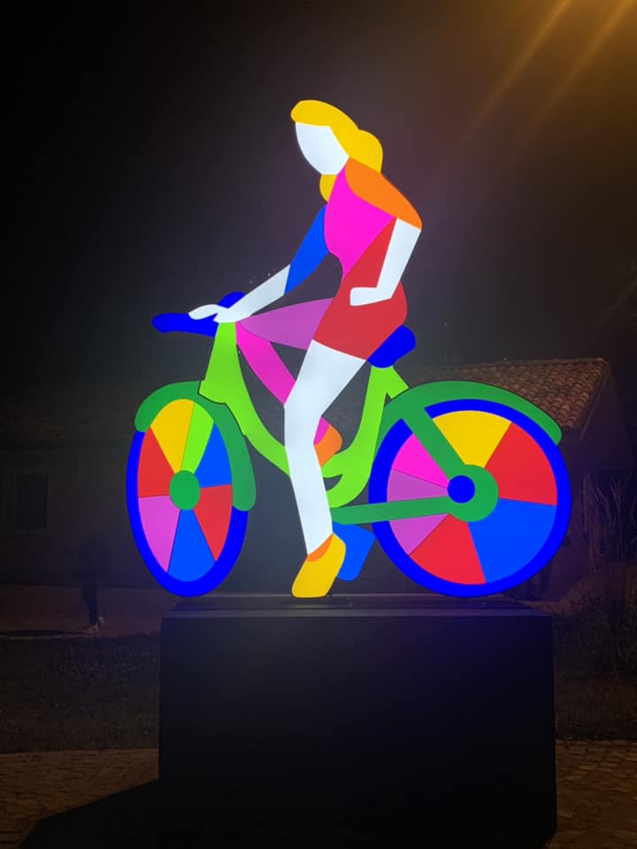 Perdifiato, la nuova scultura luminosa di Marco Lodola 
